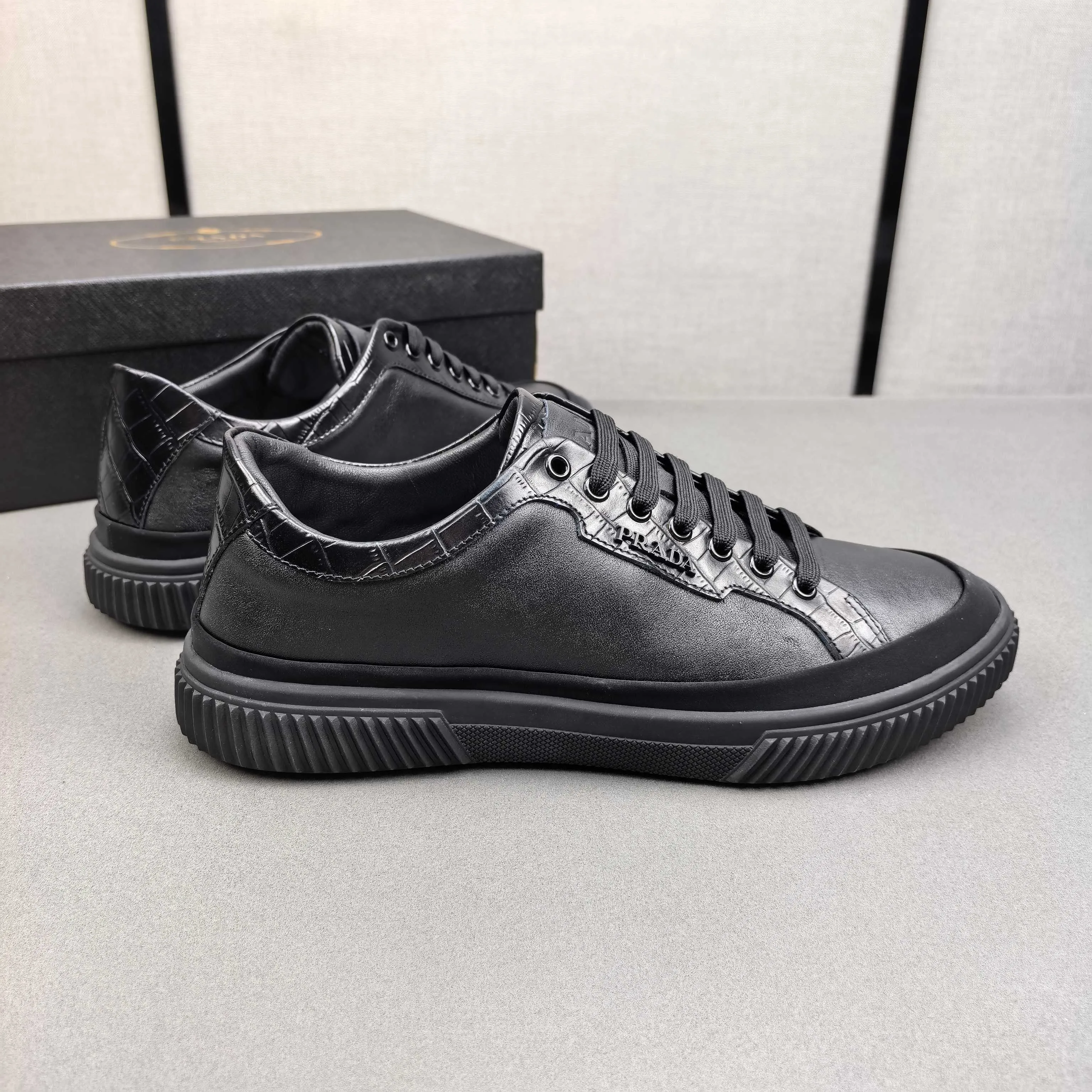 PP400👟👟👟Prada set off the audience! Prada, an international brand that is constantly innovating, this men's casual shoe, the original version, made of cowhide leather at a ratio of one to one at the store, with leather feet and rubber non-slip outsole, breathable and comfortable, quality speaks for itself👄38-44